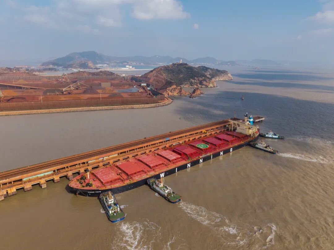 首批西芒杜铁矿石抵达重庆钢铁